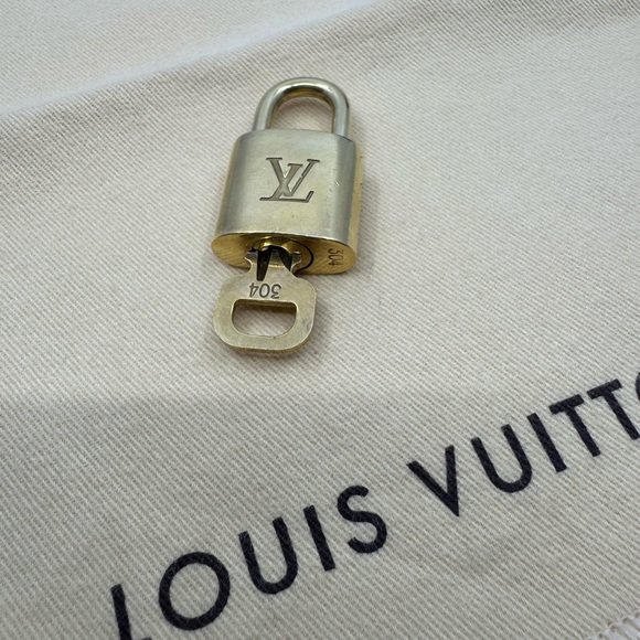 Louis Vuitton #304 Lock and Key - Picture 4 of 4